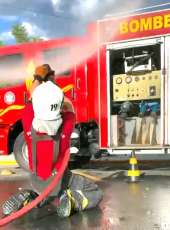 Bombeiros militares passam por treinamento de combate a incêndio urbano