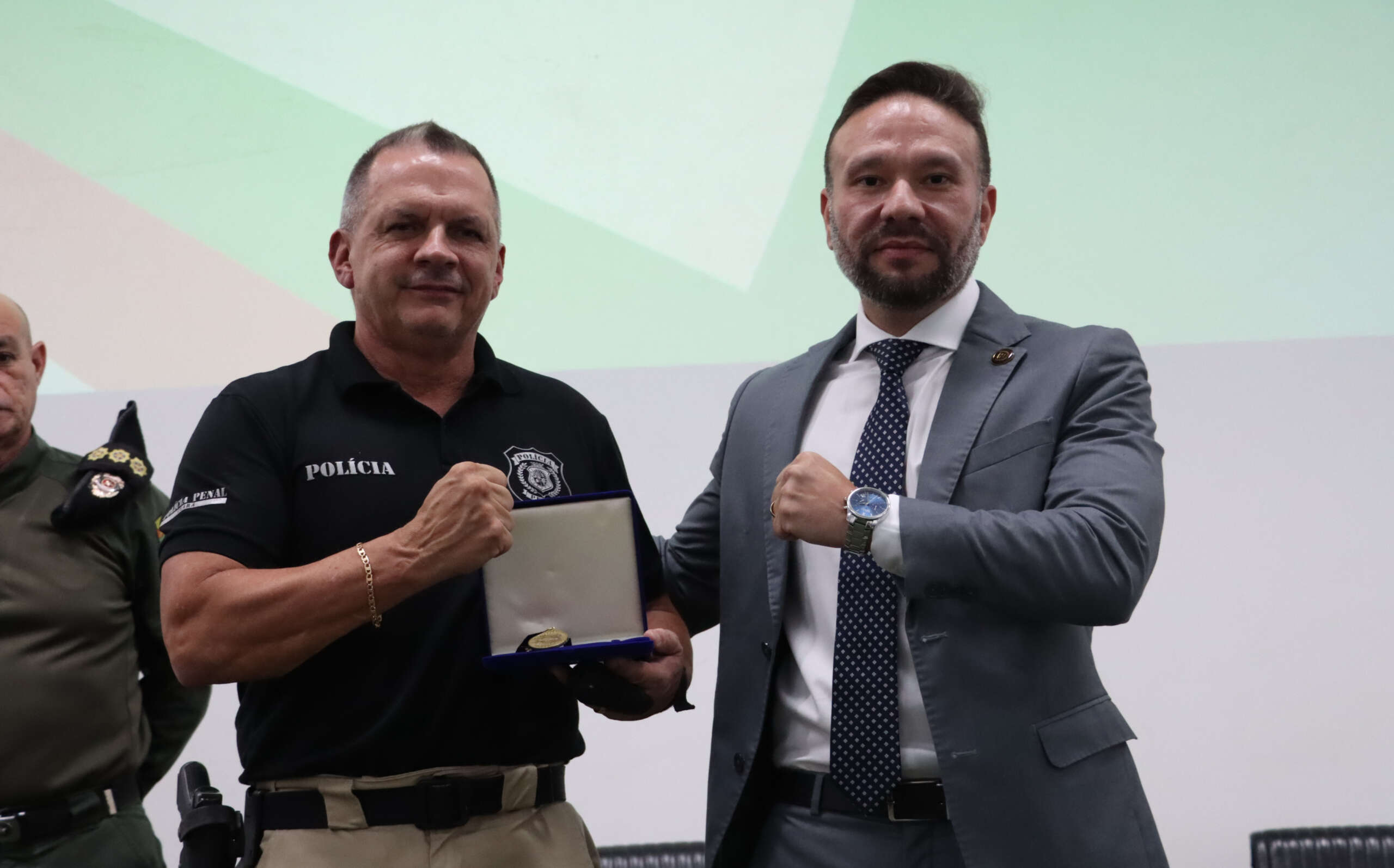 Secretário da SAP ministra palestra na Aesp/CE e recebe homenagem institucional