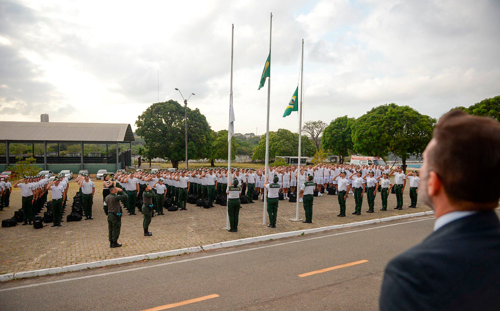 Cadetes do CFO/PMCE realizam hasteamento da bandeira na presença do diretor-geral da Aesp/CE