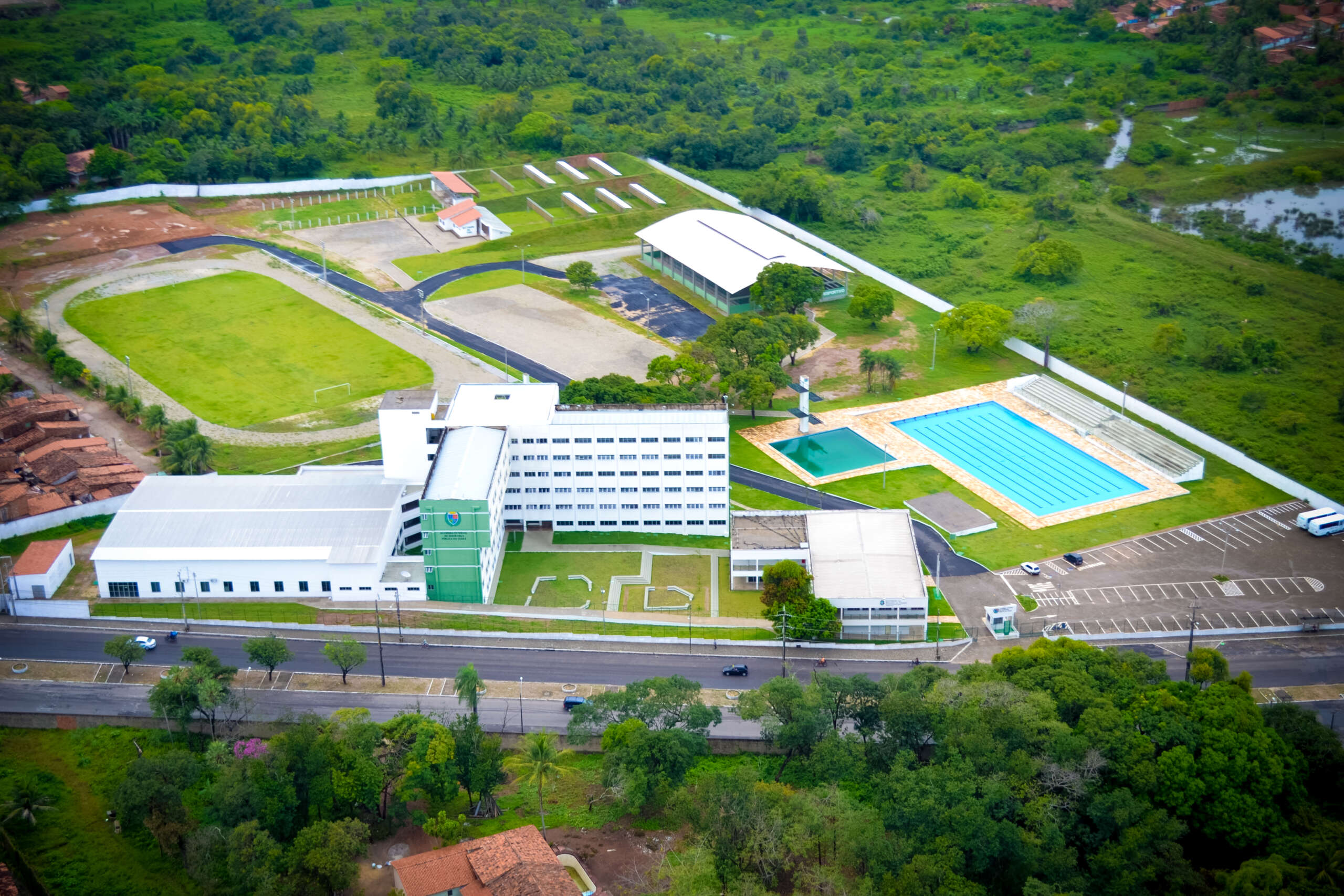 Aesp celebra 15 anos com solenidade cívico-militar e reúne mais de 2.200 alunos das forças de segurança